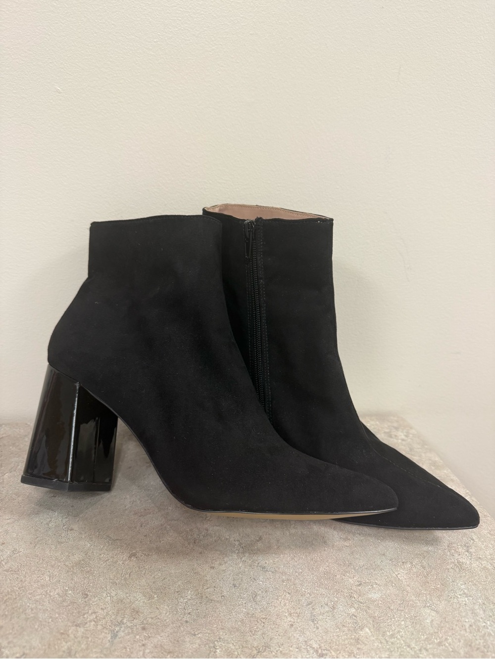 Betsey Johnson Kassie Black Suede Pointed Toe Patent Block Heel Ankle Boots (10)
